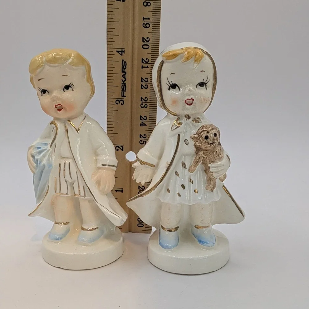Vintage Victoria Ceramic Bor Girl Salt And‎ Pepper Shakers Umbrella Teddy Bear